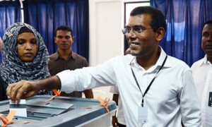 Mohamed Nasheed casts his ballot as he attempts to return to the presidency of the Maldives